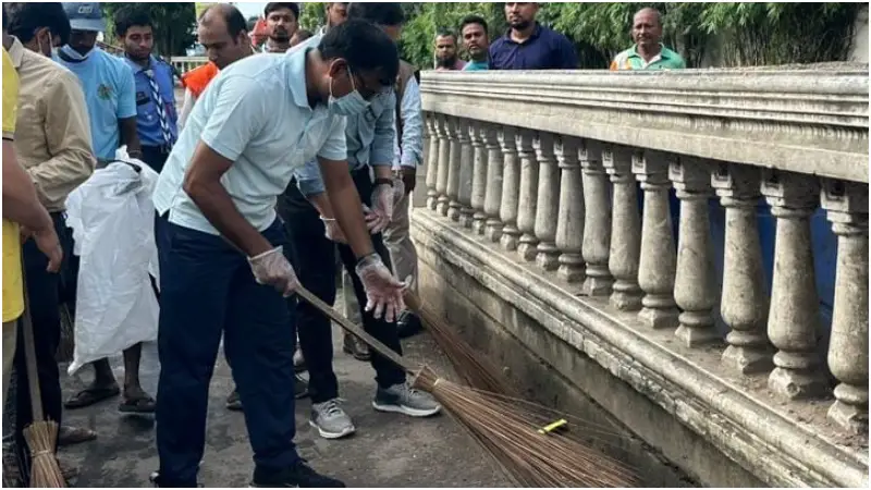 নিজ হাতে ঝাড়ু নিয়ে পরিচ্ছন্নতা অভিযানে ডিসি সারওয়ার